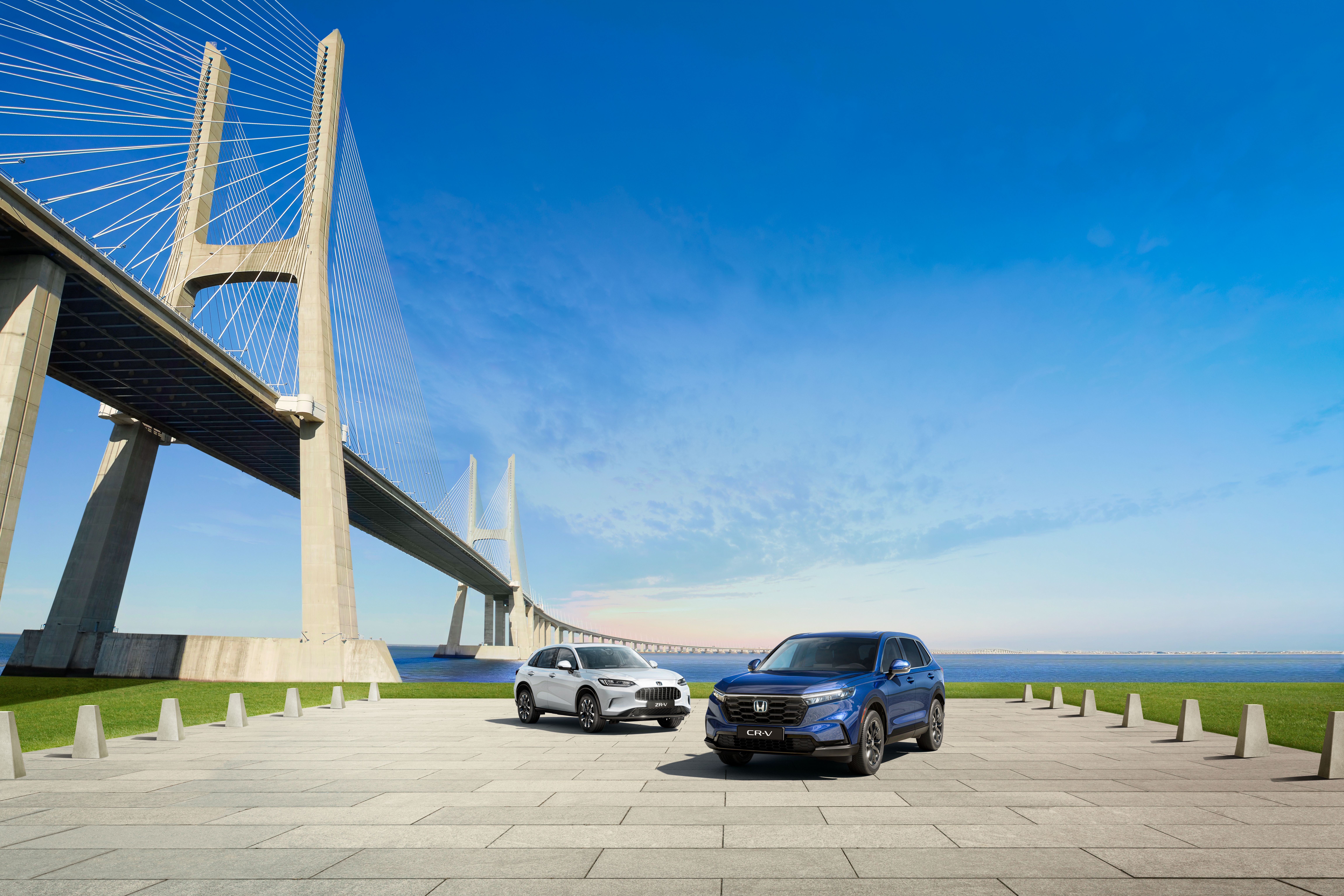 Ein Honda CR-V und ein ZR-V aus dem Elektro-Modellangebot 2025